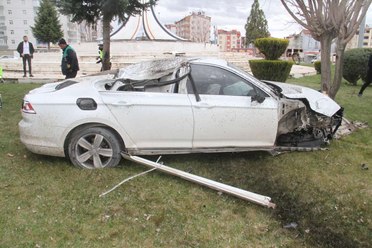 Konya’da görenleri korkutan kaza! Sürücü bu arabadan sağ çıktı 1